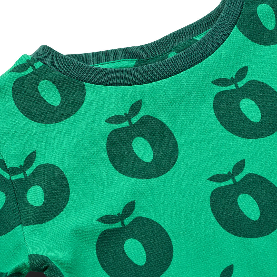 Close-up af grøn bluse med æblemotiv