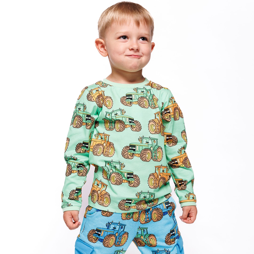 Long-sleeved shirt with tractors