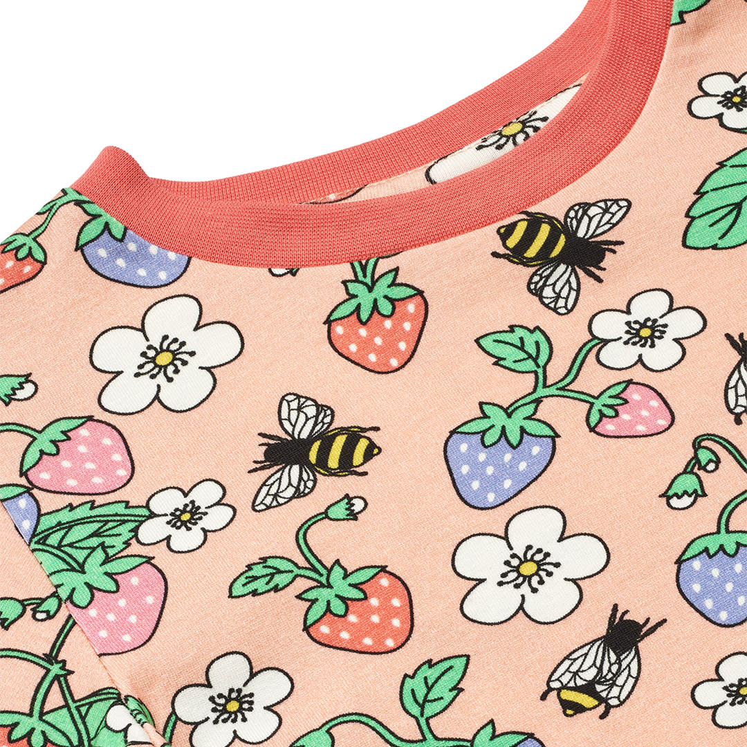 Long-sleeved blouse with strawberries
