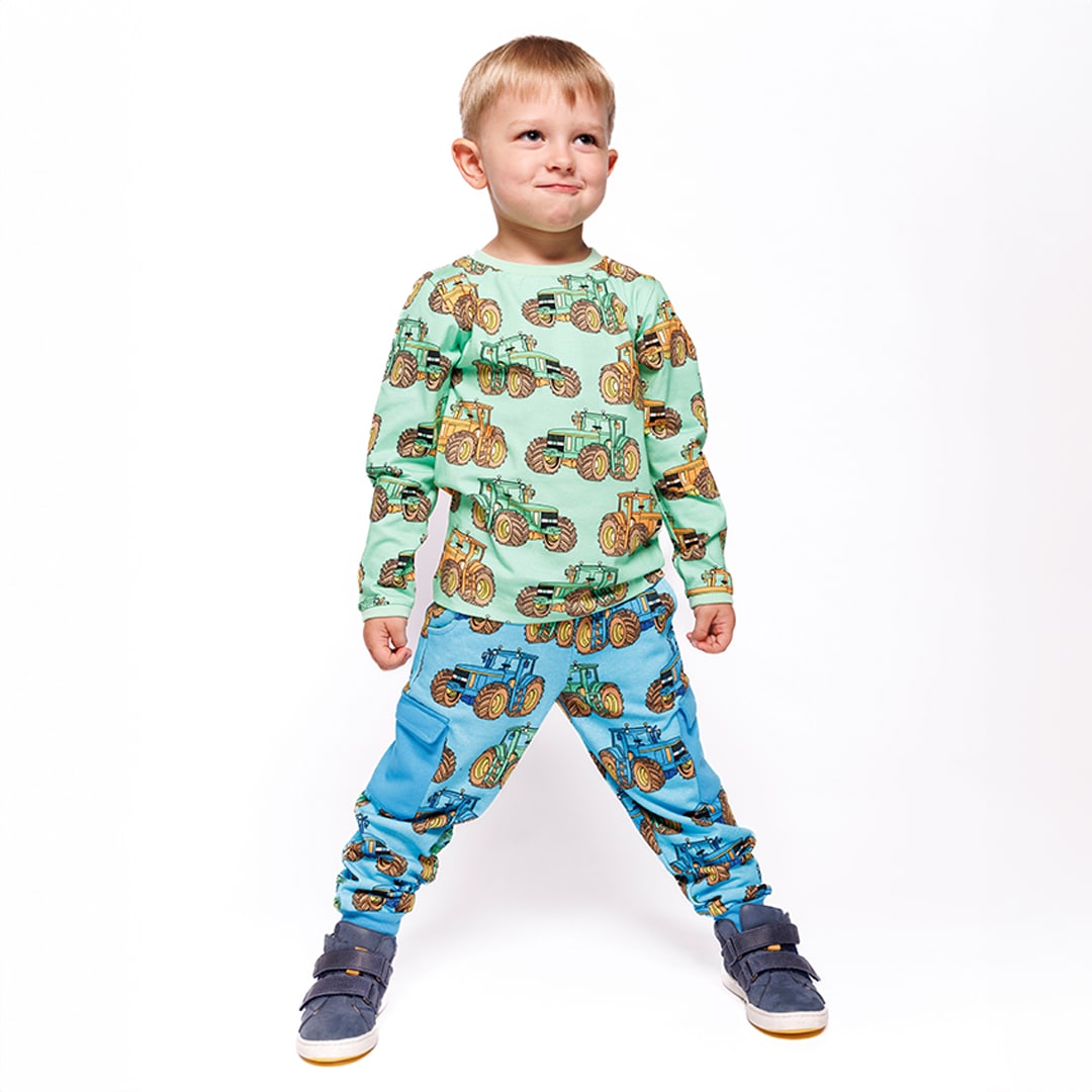 Trousers with tractors