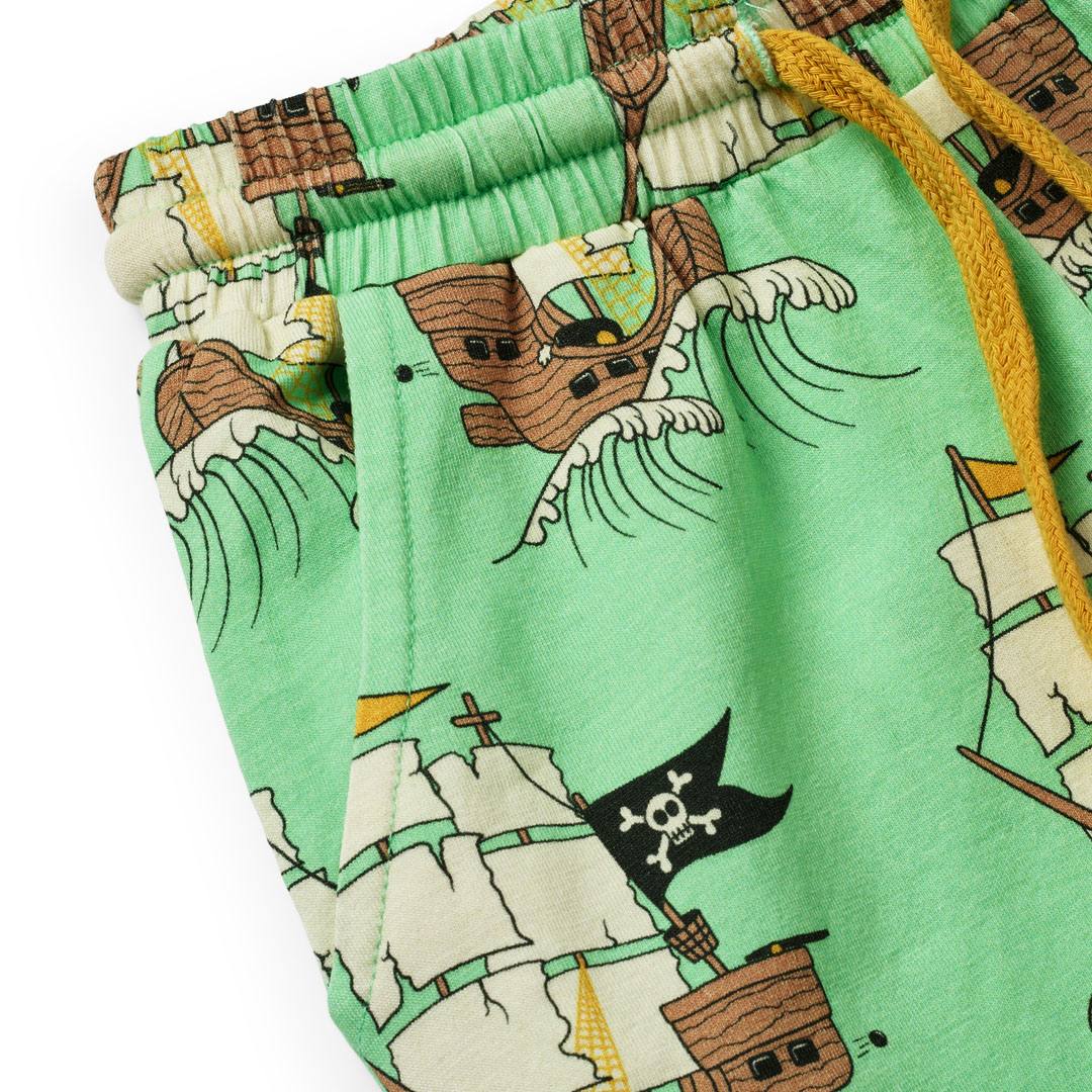 Shorts med piratskibe