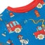 Nærbillede af sweater med brandbil motiver