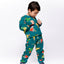 Dreng i fuld grønt sweatsuit
