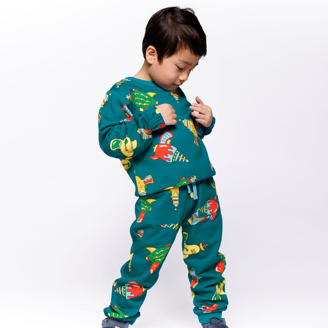 Dreng i fuld grønt sweatsuit
