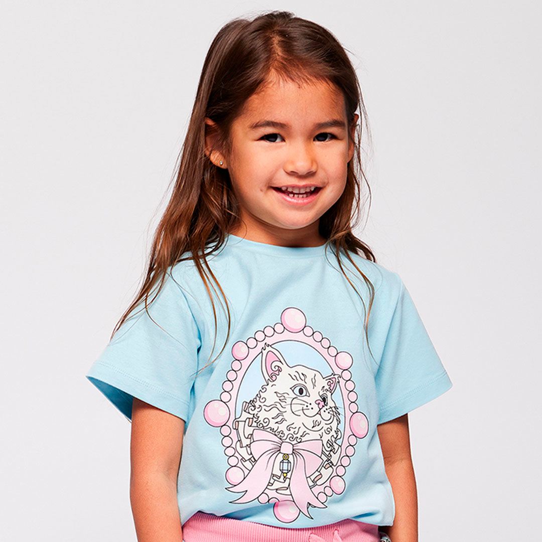 mørkhåret pige med lyseblå t shirt med print