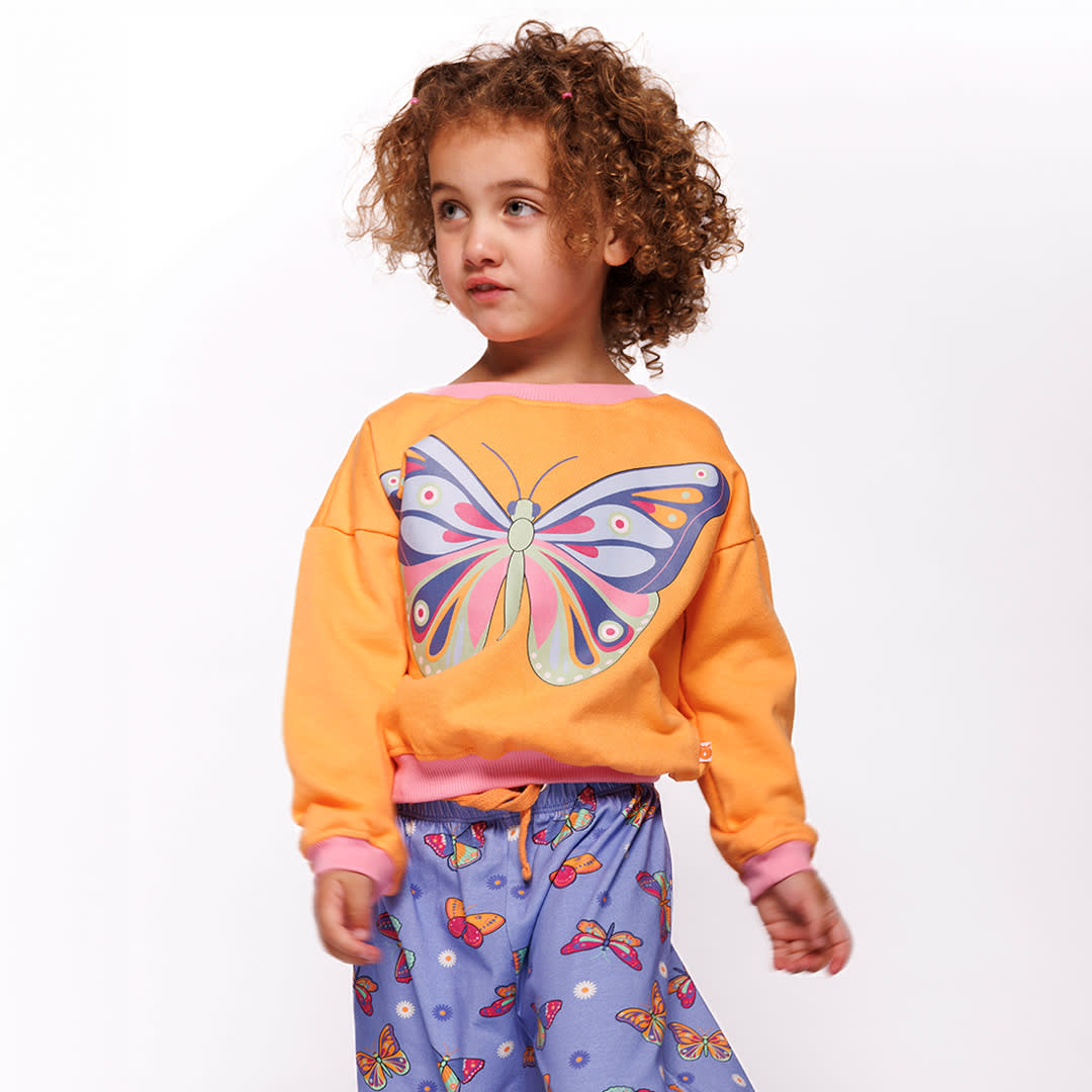 Pige i sweatshirt med sommerfugle i orange 