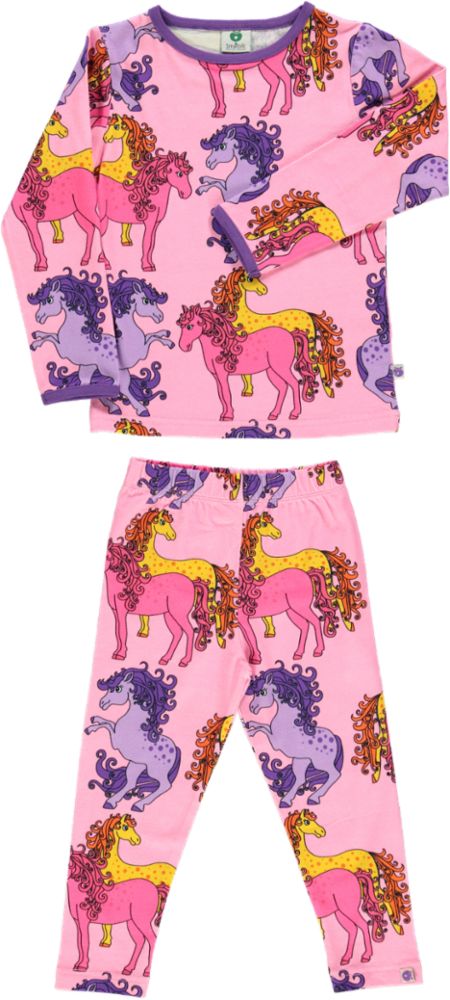 Outfit with horses