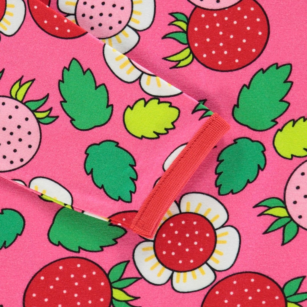 Long-sleeved blouse with strawberries