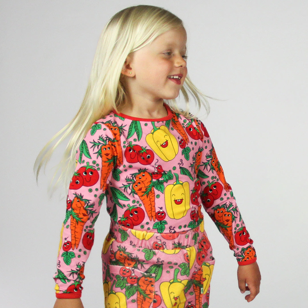 Long-sleeved blouse with vegetables