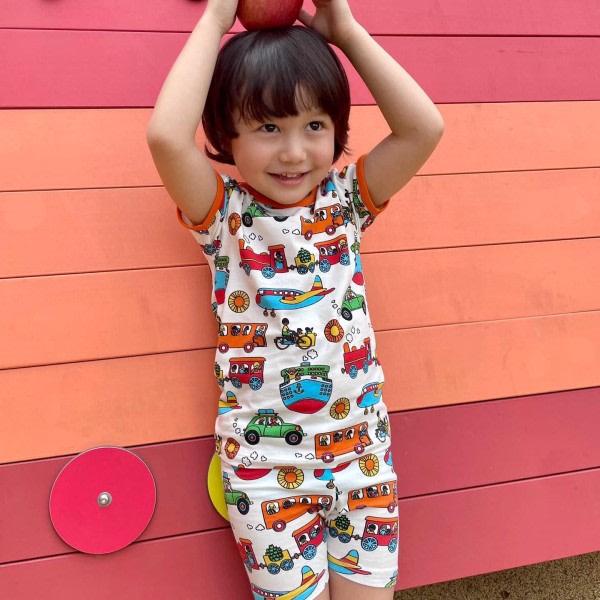 Set with a T-shirt and leggings with travel motifs