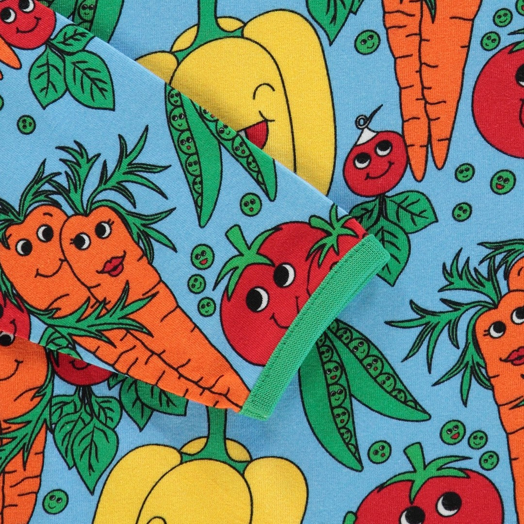 Long-sleeved blouse with vegetables