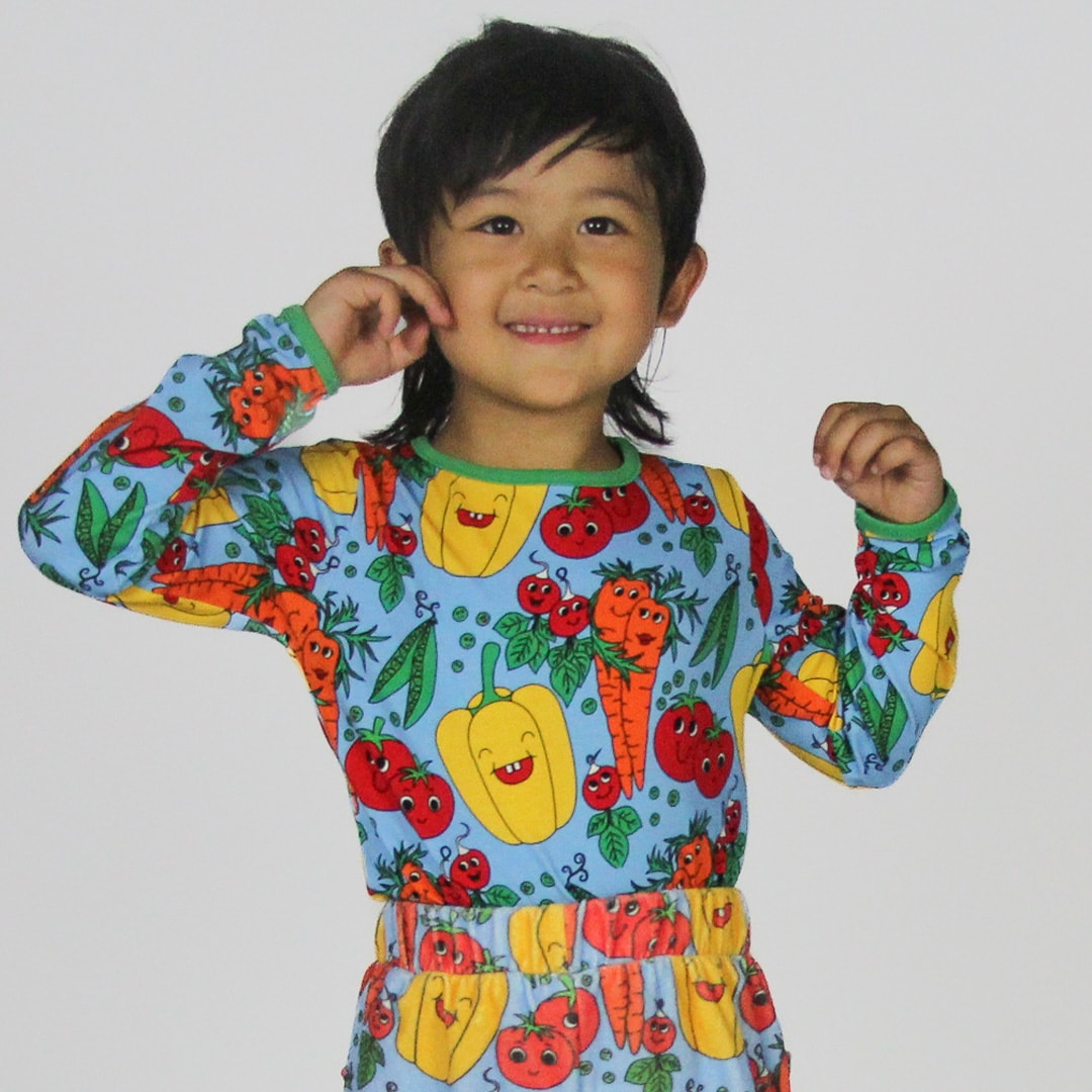 Long-sleeved blouse with vegetables