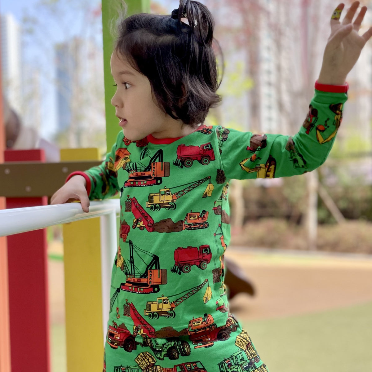 Long-sleeved blouse with machines